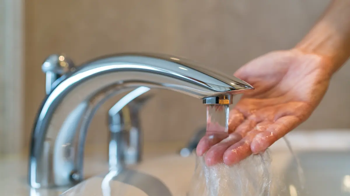 Eine Hand unter einem Wasserhahn.