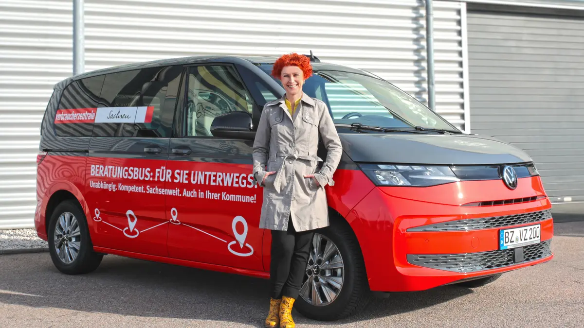 Beraterin vor dem Beratungsbus für Ostsachsen