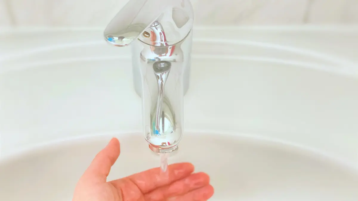 Laufender Wasserhahn