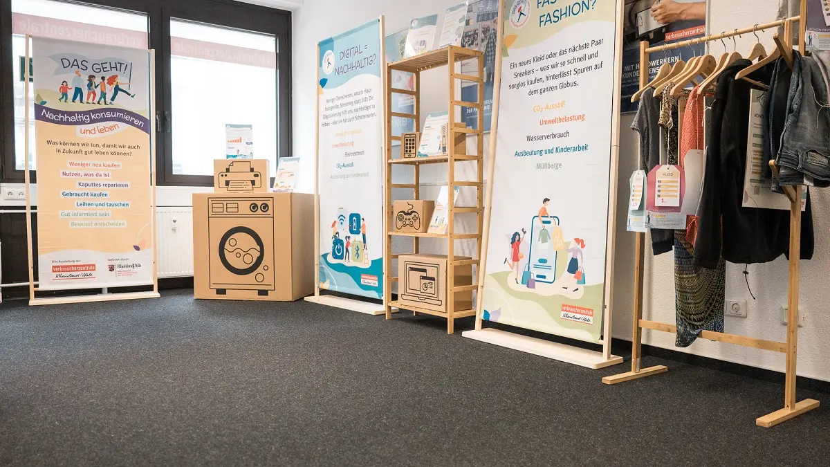 Eine Ausstellung mit verschiedenen Exponaten.
