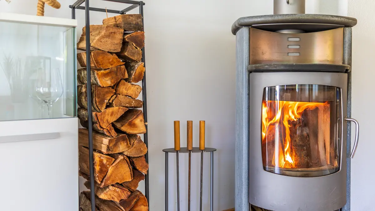 Kamin mit Holzscheiden