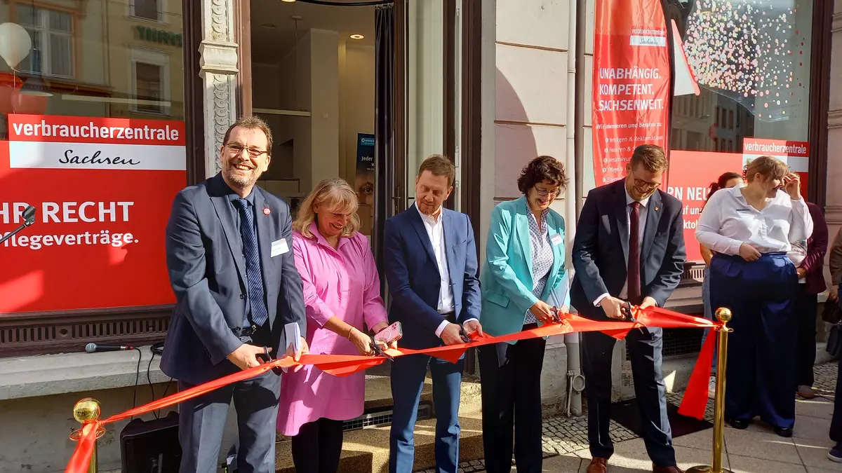 Feierliche Durchschneidung des Bandes vor der Verbraucherzentrale in Görlitz