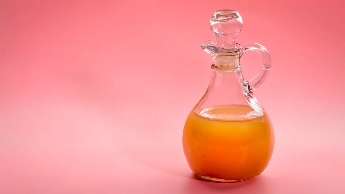 Eine Flasche mit Essig
