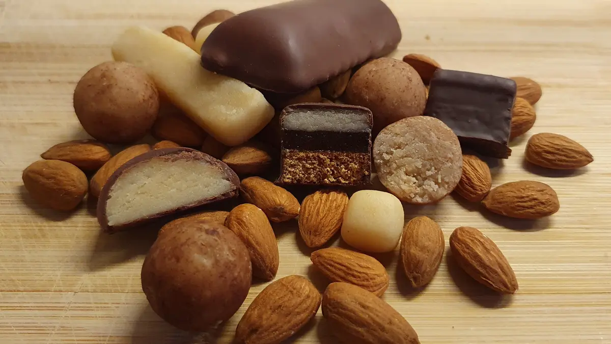 Nüsse und Marzipan