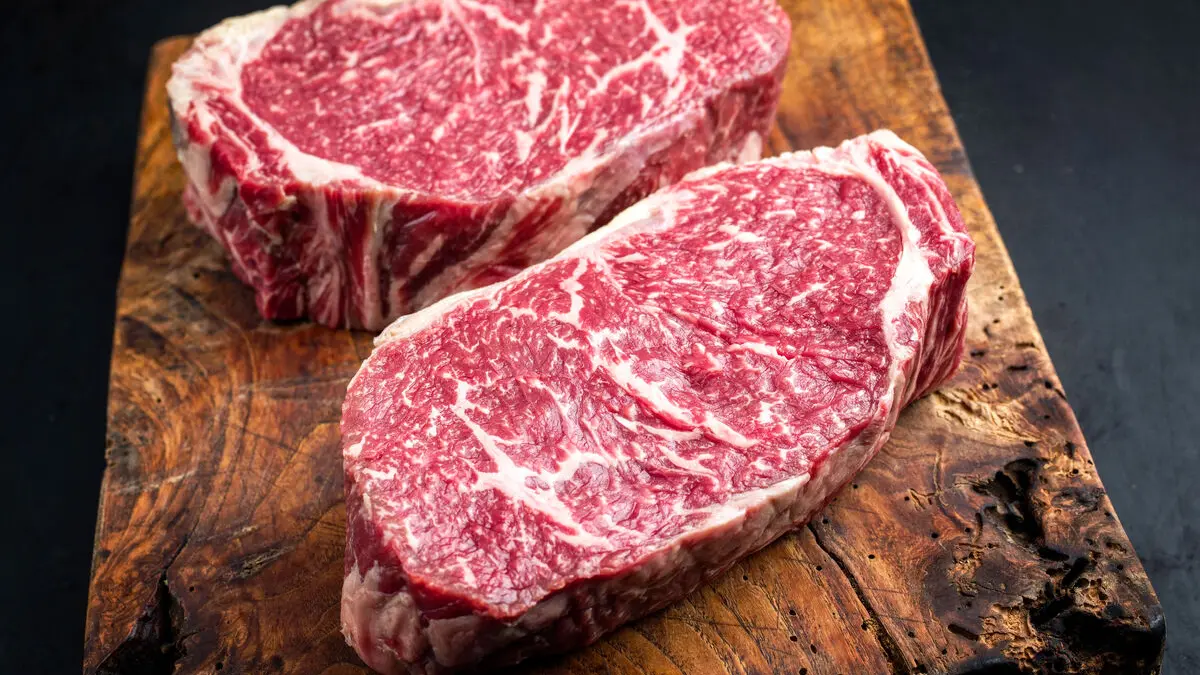 Zwei Stück Rindfleisch auf einem Holzbrett