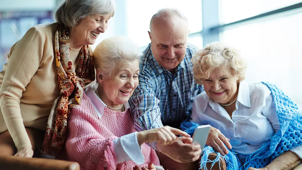Vier Seniorinnen und Senioren mit Smartphone