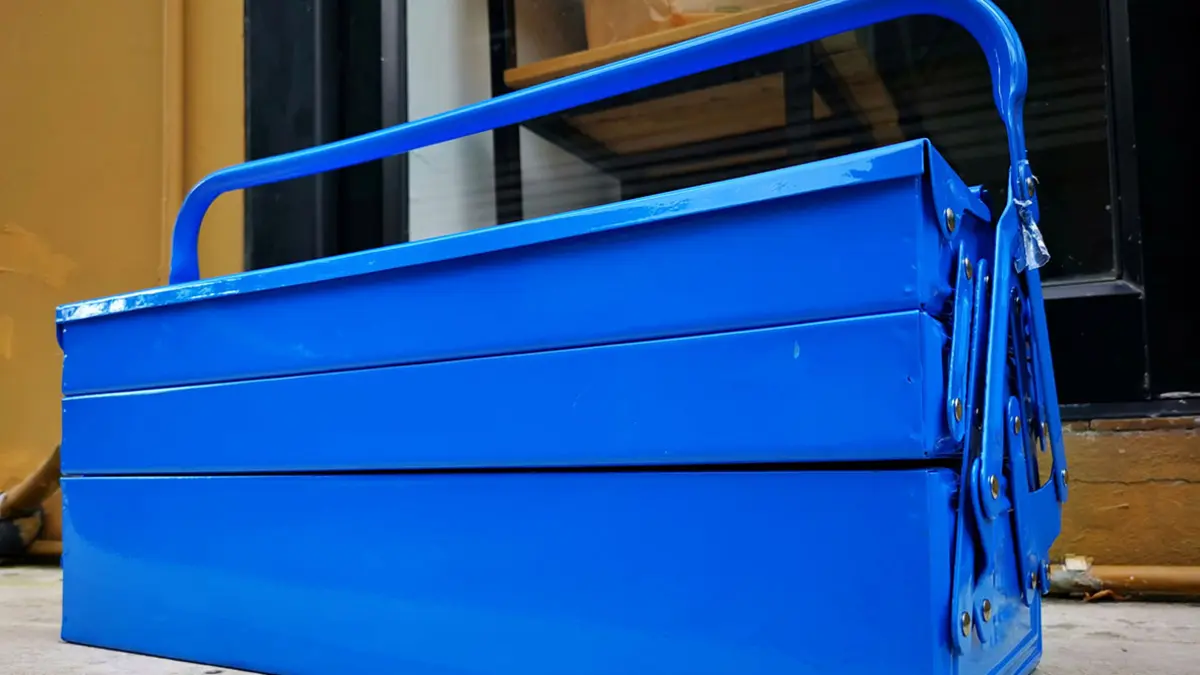 Kein geeigneter Grill: Ein blauer Werkzeugkoffer aus Metall