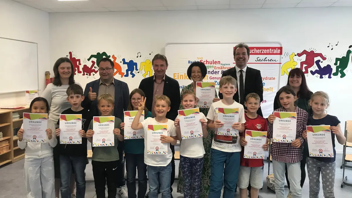 Schüler*innen, Lehrkräfte und Gäste bei der Urkundenübergabe zur nachhaltigen Modellschule in der Regenbogenschule Taucha
