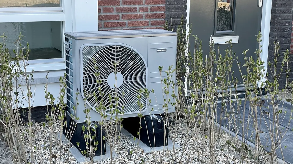 Wärmepumpe vor einem Haus