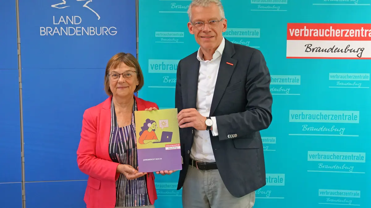 Christian A. Rumpke, Chef der Verbraucherzentrale Brandenburg, übergibt Verbraucherschutzministerin Ursula Nonnemacher den Jahresbericht 2023/24