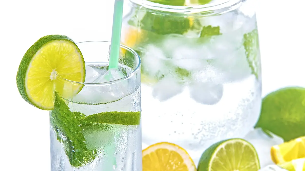 Wasserglas mit Limette und Pfefferminze