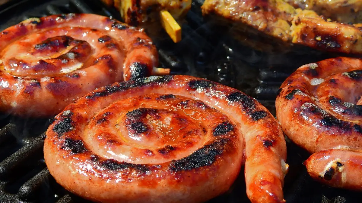 Verbrannte Würste auf einem Grill