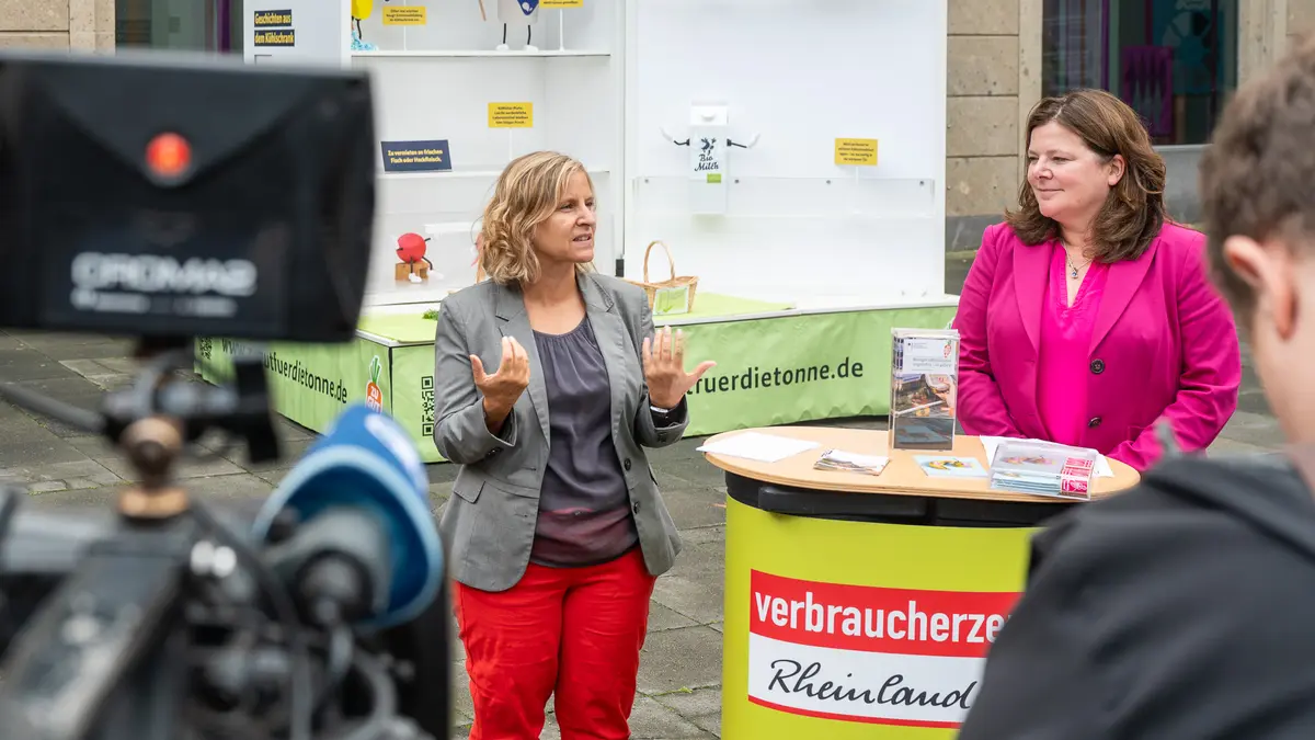 Eine Frau hält vor einer Fernsehkamera eine Rede.
