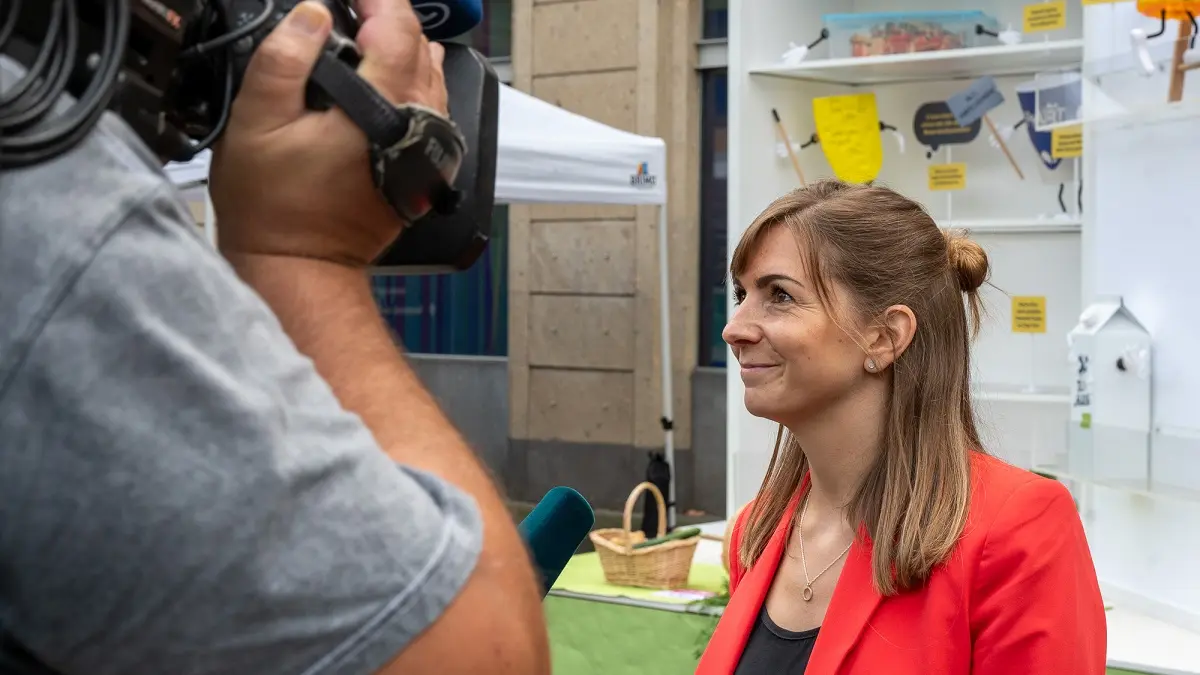 Eien Frau wird interviewed