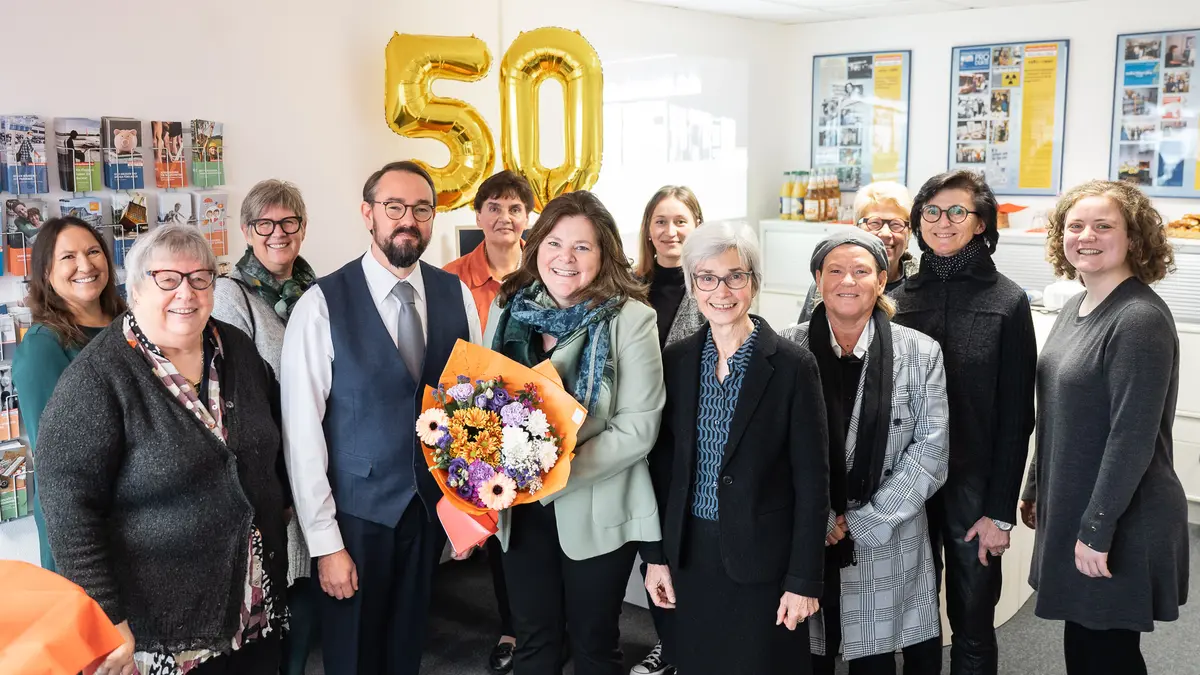 Gruppenfoto mit vielen Menschen.