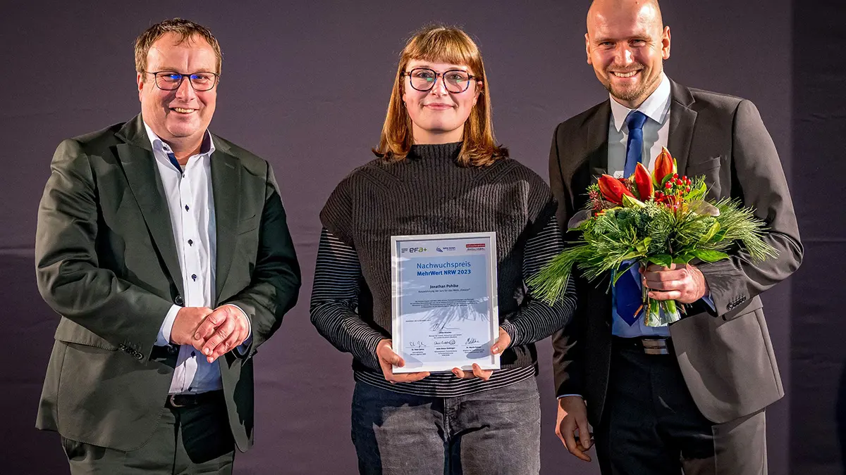 Preisträgerin mit Preisverleihern