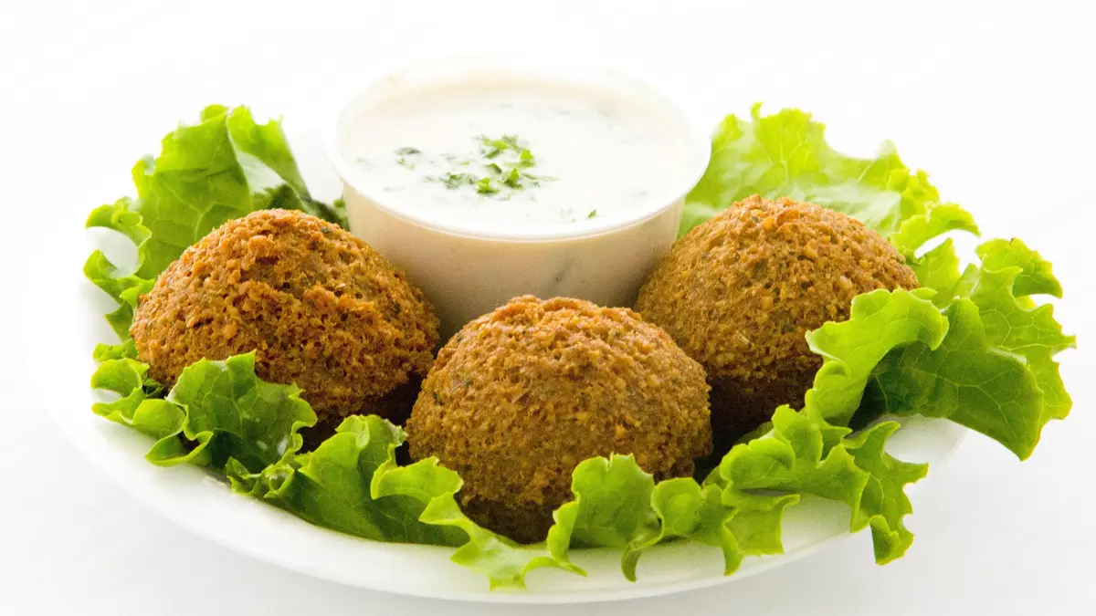 Teller mit 3 Falafel und Dip