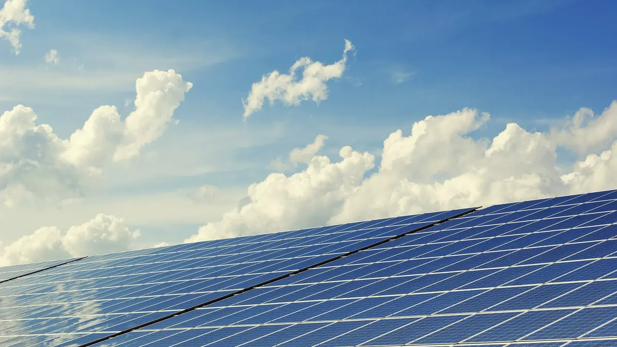 Solarzellen auf einem Großen Dach