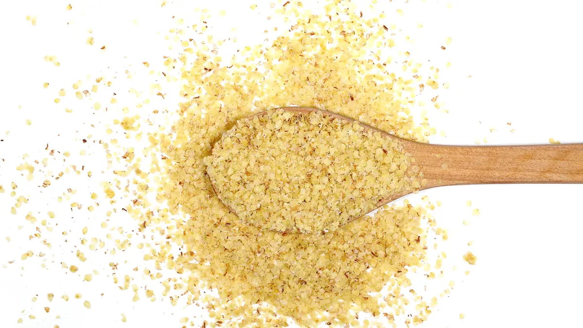 Weizenkeime auf einem Holzlöffel