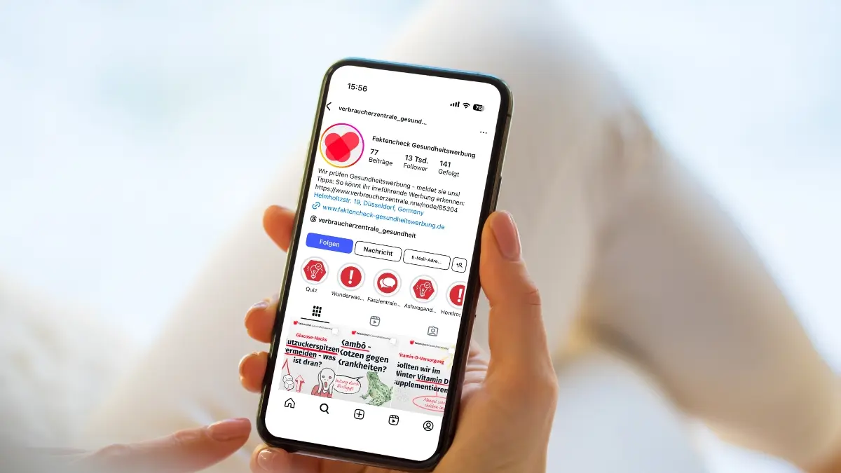 Smartphone mit der Instagram-Seite von Faktencheck Gesundheitswerbung auf dem Bildschirm