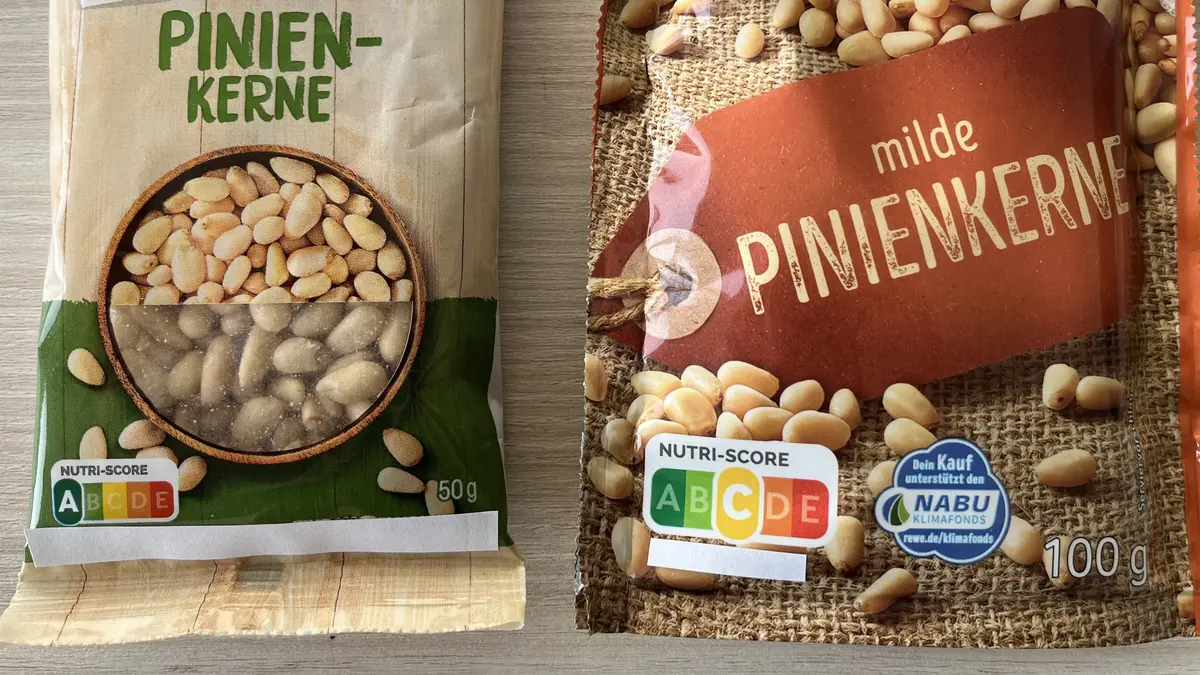 zwei pinienverpackungen