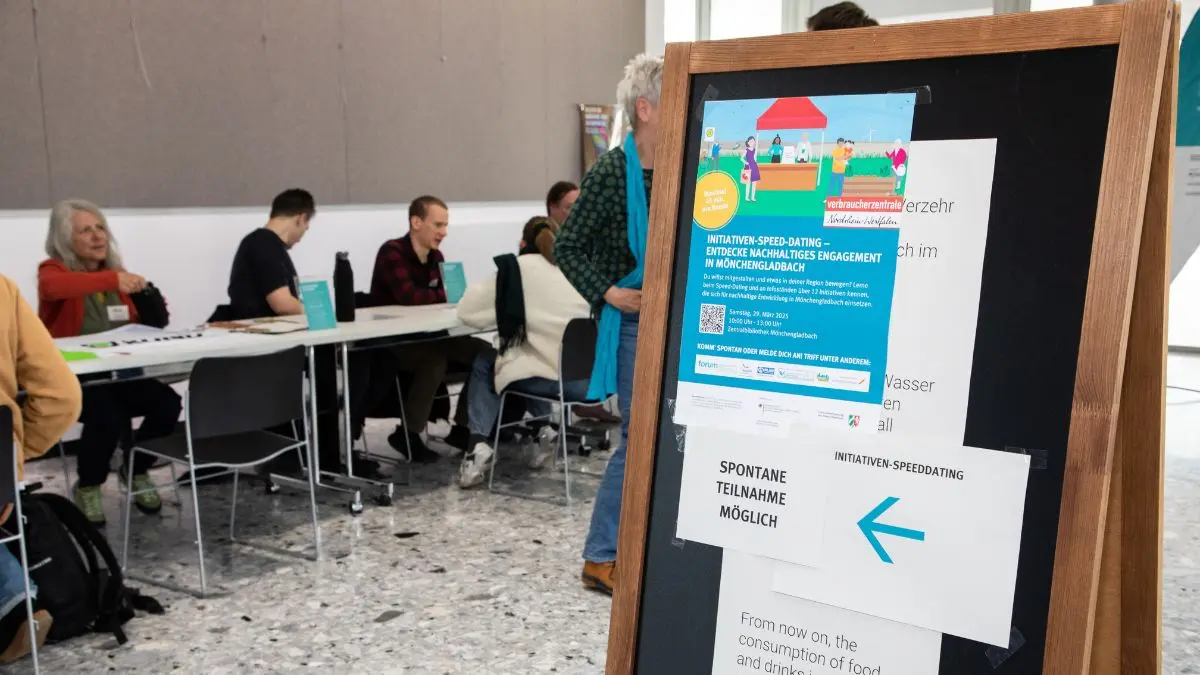 Eine Auswahl der am Speed-Dating teilnehmenden Initiativen am Tisch.