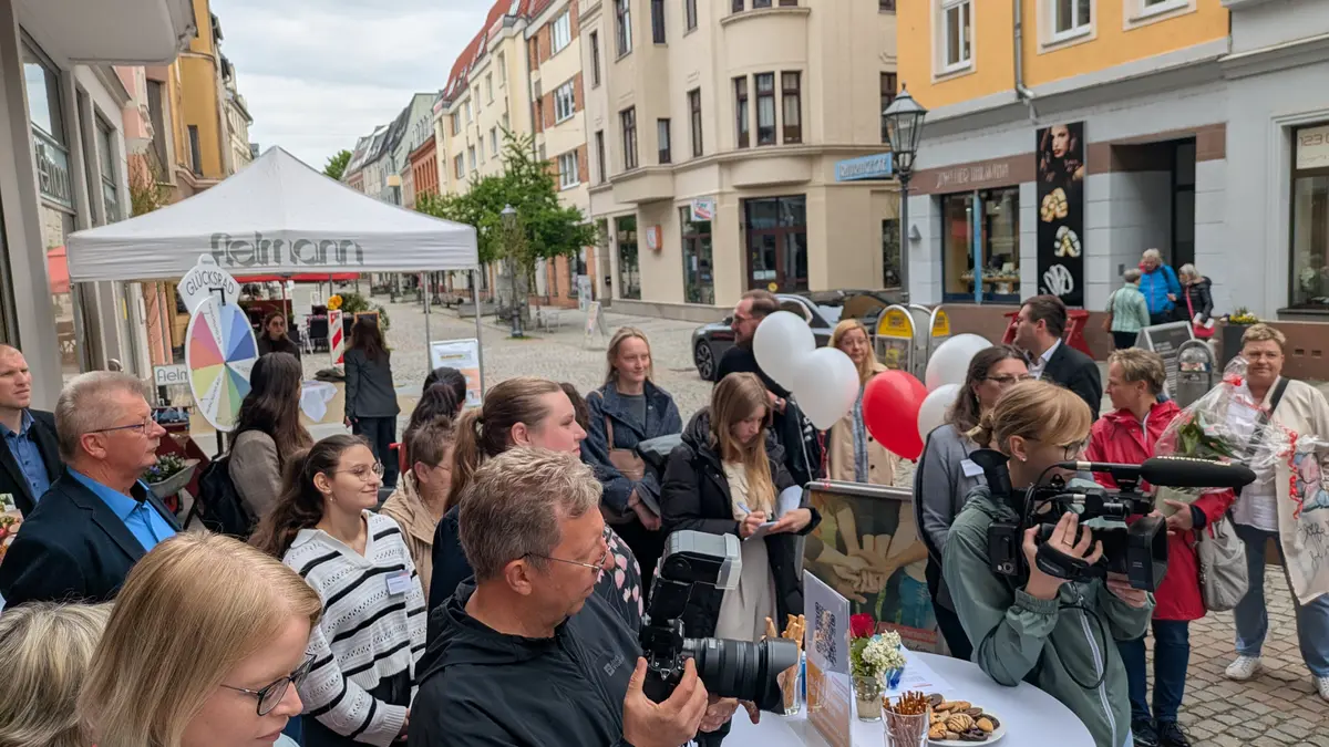 Medien, Verbraucher*innen und geladene Gäste auf der Eröffnung