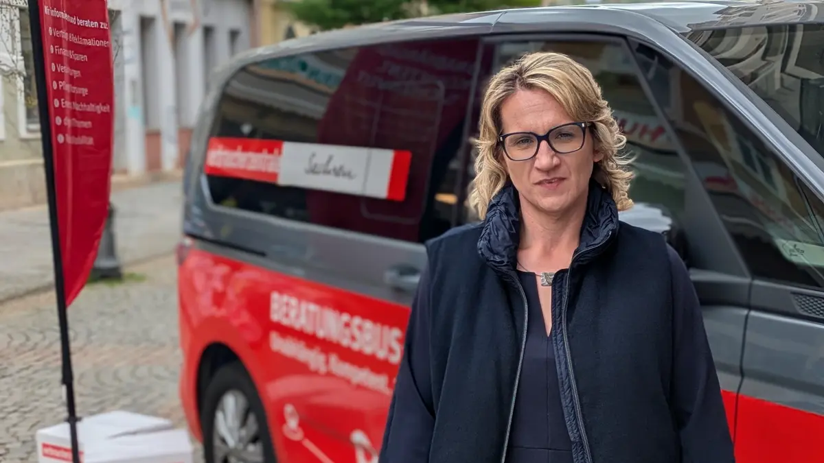 Arleen Becker vor dem Beratungsbus