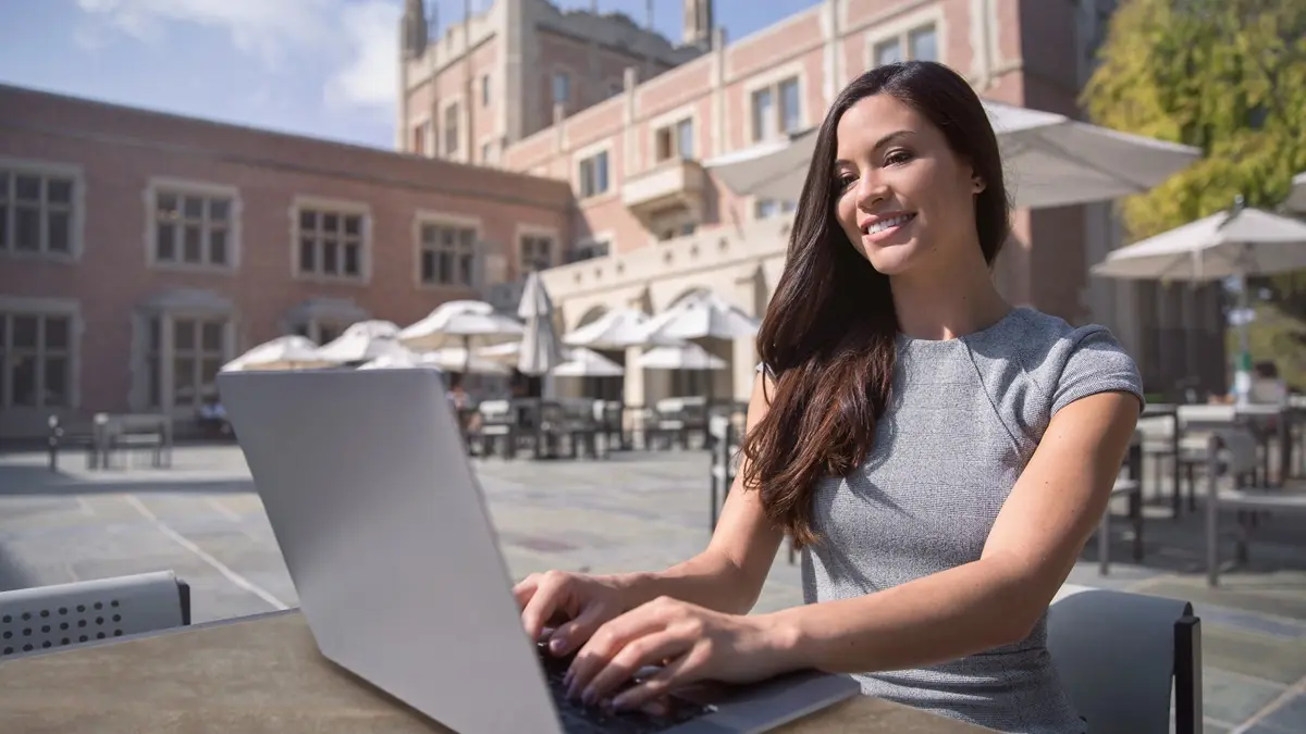 Frau mit Laptop im Cafe auf Platz
