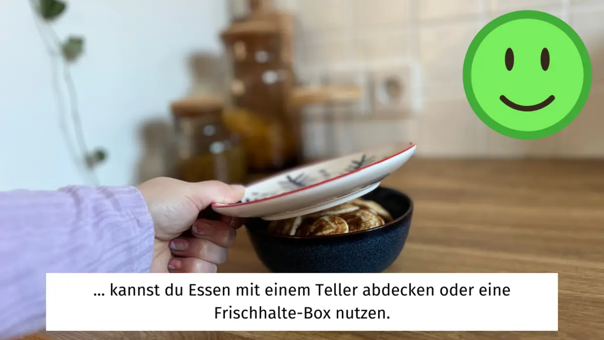 Jemand deckt eine Schüssel mit einem Teller ab. Untertitel: ...kannst du Essen mit einem Teller abdecken oder eine Frischhalte-Box nutzen.