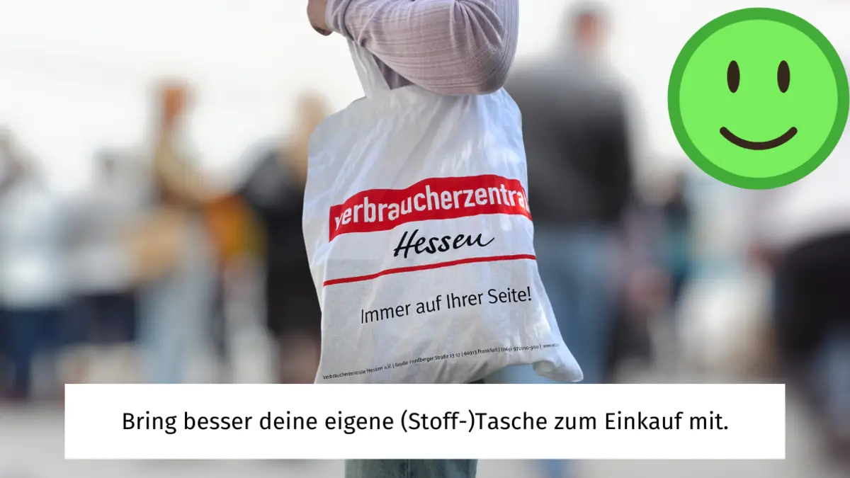 Jemand trägt eine Stofftasche der Verbraucherzentrale: Untertitel: Bring besser deine eigene (Stoff-)Tasche zum Einkauf mit.