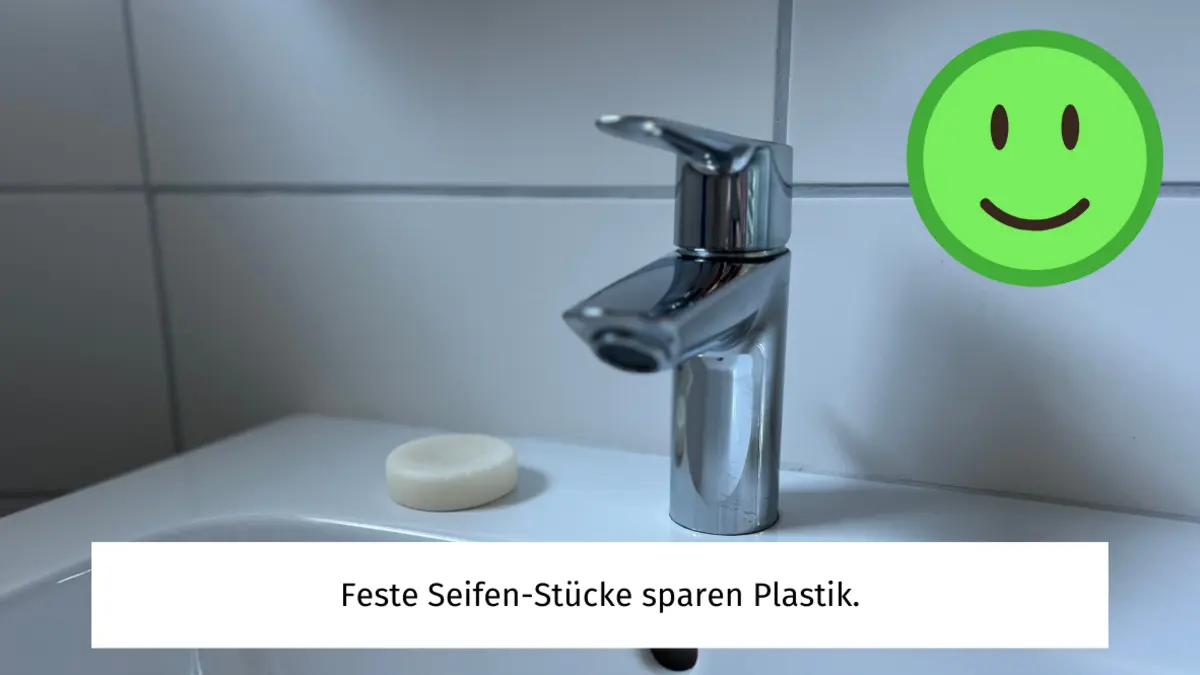 Ein Waschbecken mit einem Stück fester Seife. Untertitel: Feste Seifen-Stücke sparen Plastik.