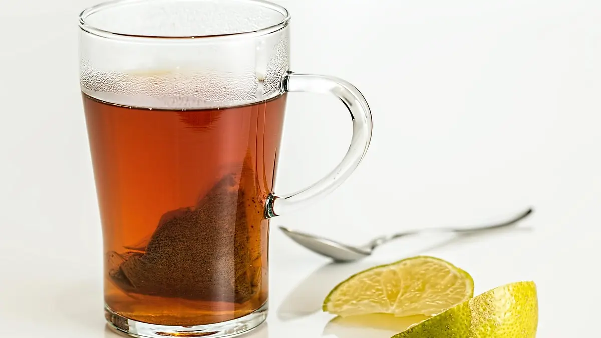 Teeglas mit Zitronen