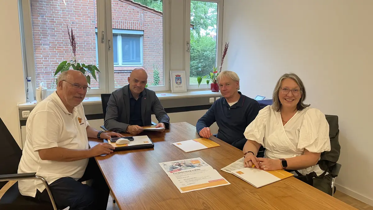 v. l. n. r.: Dr. Rüdiger Schacht, Bürgermeister Ingo Schäper, Energieberater Jörg Conrads und Carina Vogel von der VZSH
