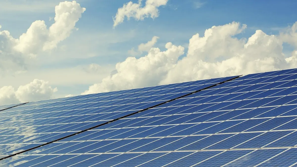 Photovoltaikdach mit weißen Wolken