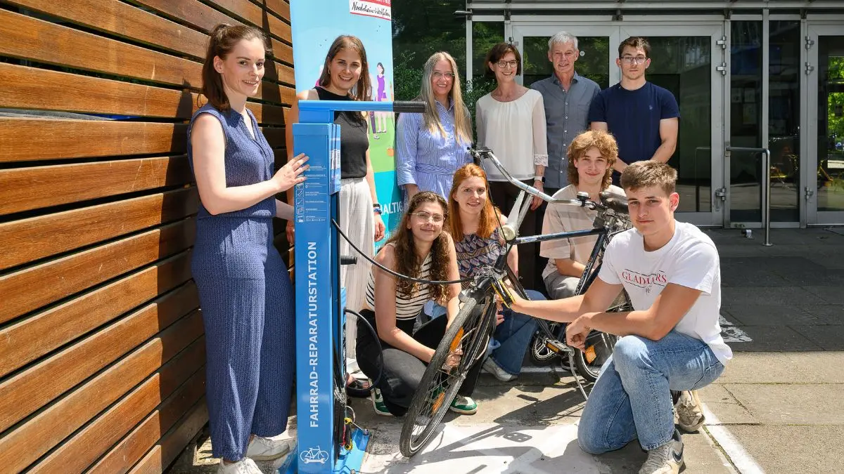 Gruppenfoto vom Pressetermin zur Fahrradreparatur-Station