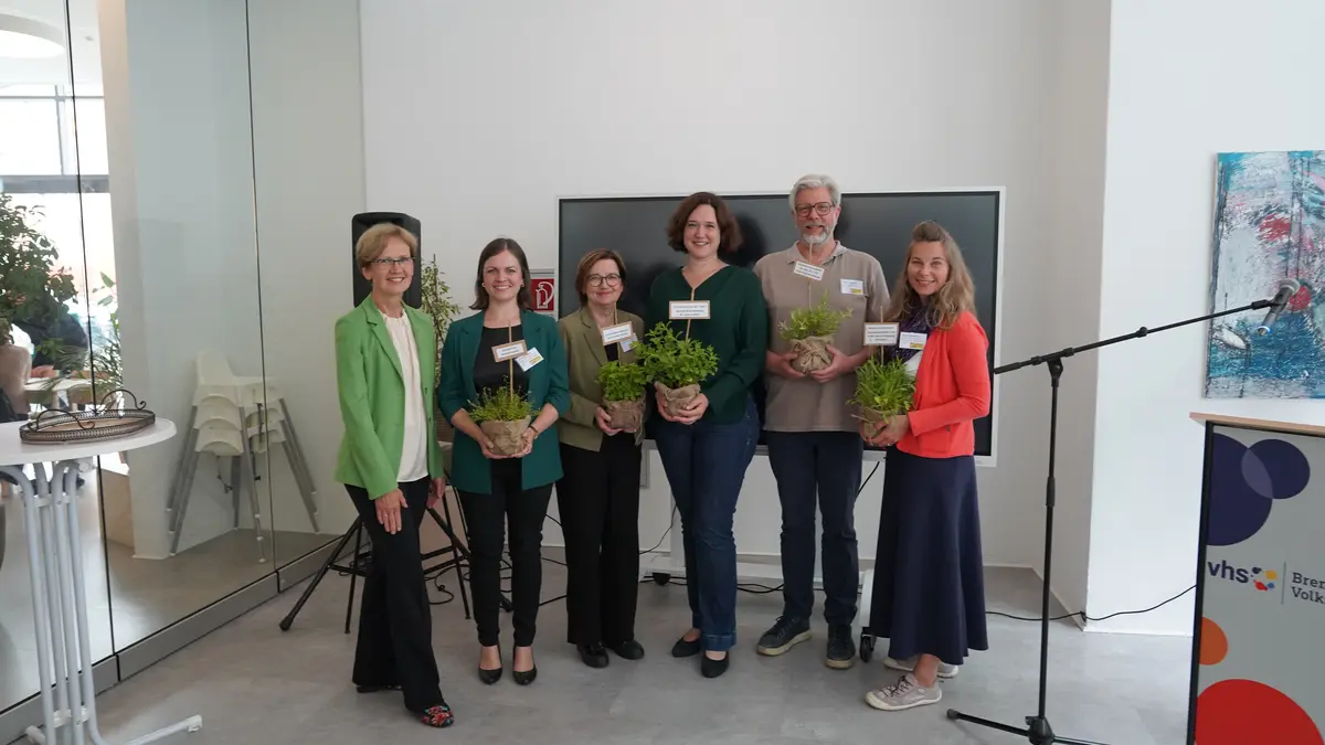 Margareta Büning-Fesel übergibt symbolische Kräutertöpfe zum Projektauftakt.