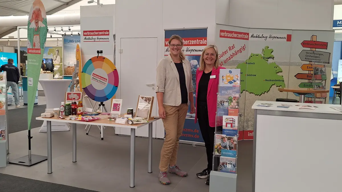 Messestand mit zwei Mitarbeiterinnen