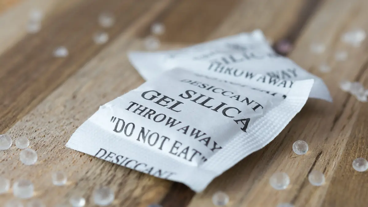 Zwei Beutel mit Silica-Gel, einem Trockenmittel, das man oft in Schuhen oder Taschen findet