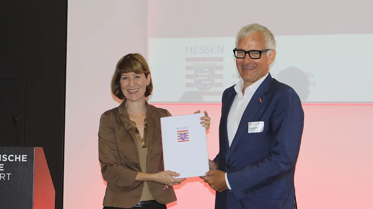 Sozialministerin Heike Hofmann übergibt den Förderbescheid an den Vorstand der Verbraucherzentrale Hessen, Philipp Wendt