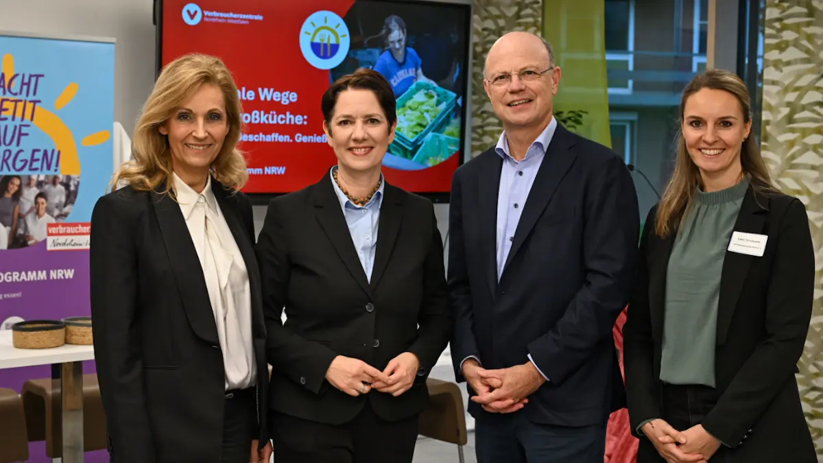 Vier Personen stehen nebeneinander und blicken in die Kamera. Von rechts nach links: Katrin Scholtyssek, Projektleiterin des Kantinenprogramms NRW von der Verbraucherzentrale NRW Wolfgang Schuldzinski, Vorstand der Verbraucherzentrale NRW Silke Gorißen, Ministerin für Landwirtschaft und Verbraucherschutz in NRW Ulrike Lubek, Direktorin des Landschaftsverbands Rheinland