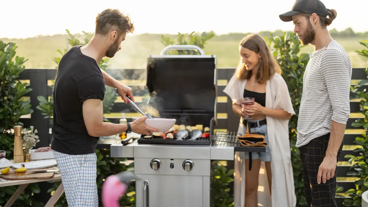 Personen grillen gemeinsam