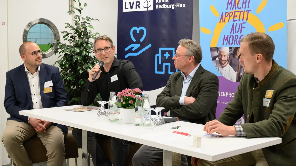 Die Referenten halten einen Vortrag