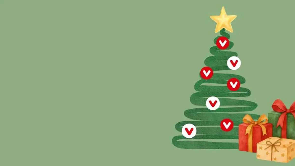 Ein Weihnachtsbaum mit Verbraucherzentrale-Kugeln steht vor einem Haufen Geschenke.