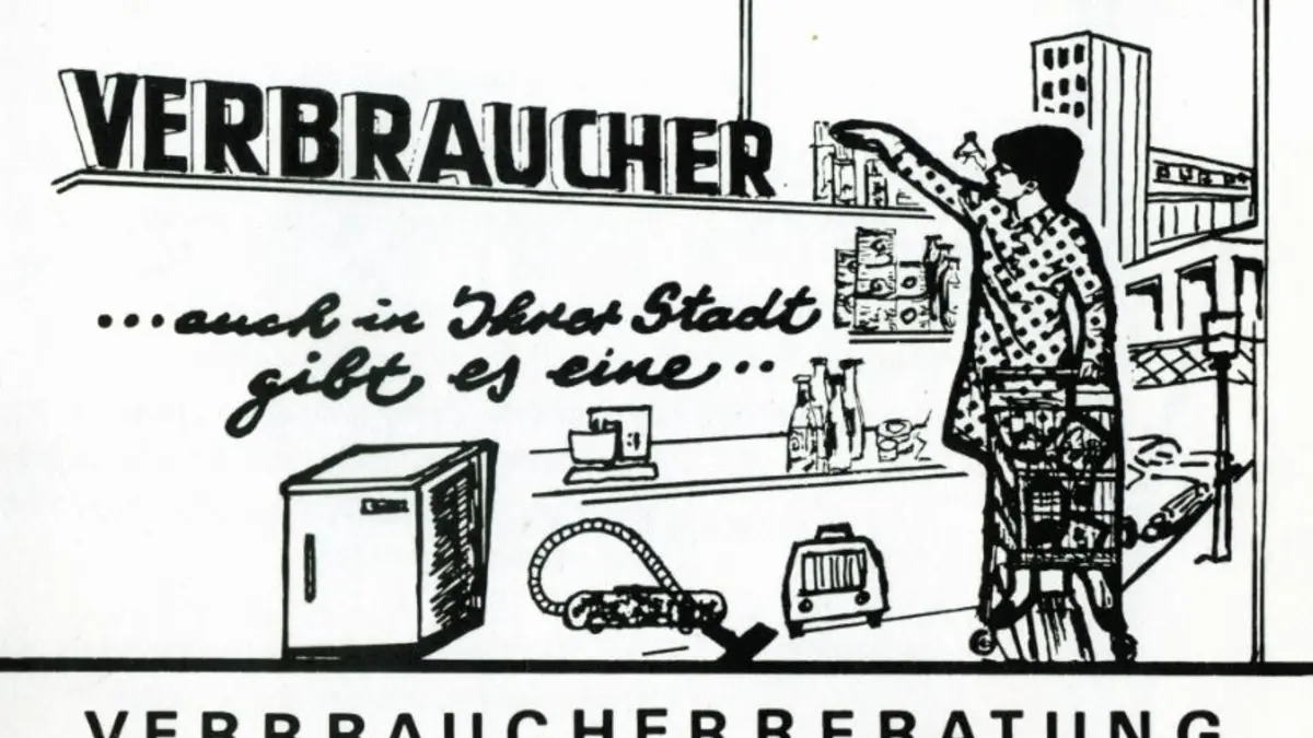 Postkarte gezeichnet: Frau an Regal in einem kleinen Laden. Im Hintergrund ein Schaufenster mit Blick auf eine Stadt