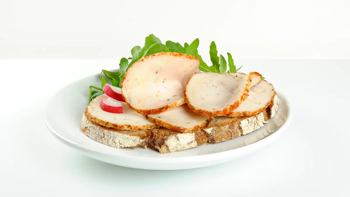 Brot belegt mit Hähnchenbrust in Scheiben
