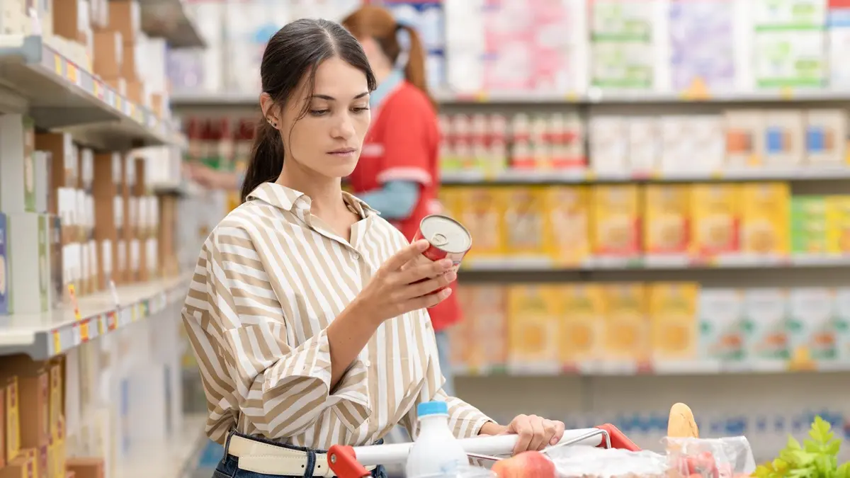 Frau geht im Supermarkt einkaufen.
