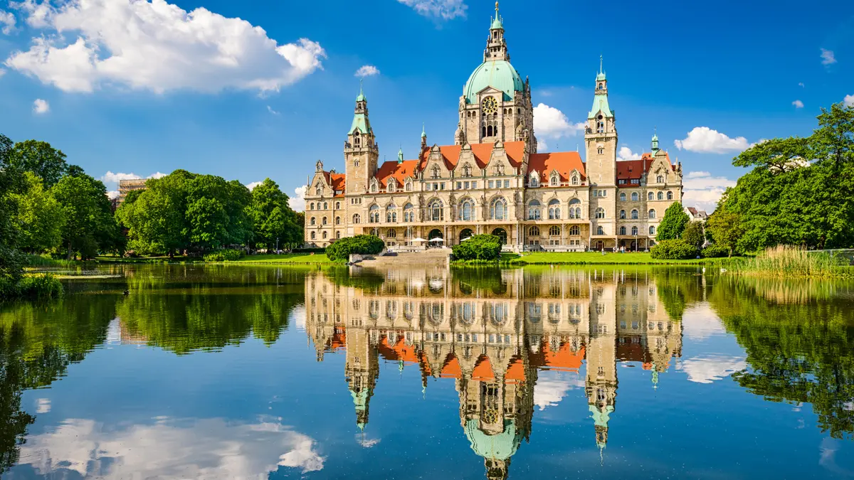 Neues Rathaus Hannover mit Maschteich