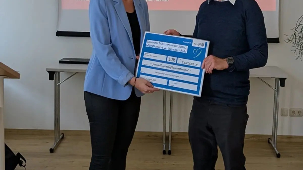 Thüringen Verbraucherschutzministerin Beate Meißner übergibt einen Scheck an Dr. Ralph Walther, Vorstand der Verbraucherzentrale Thüringen.