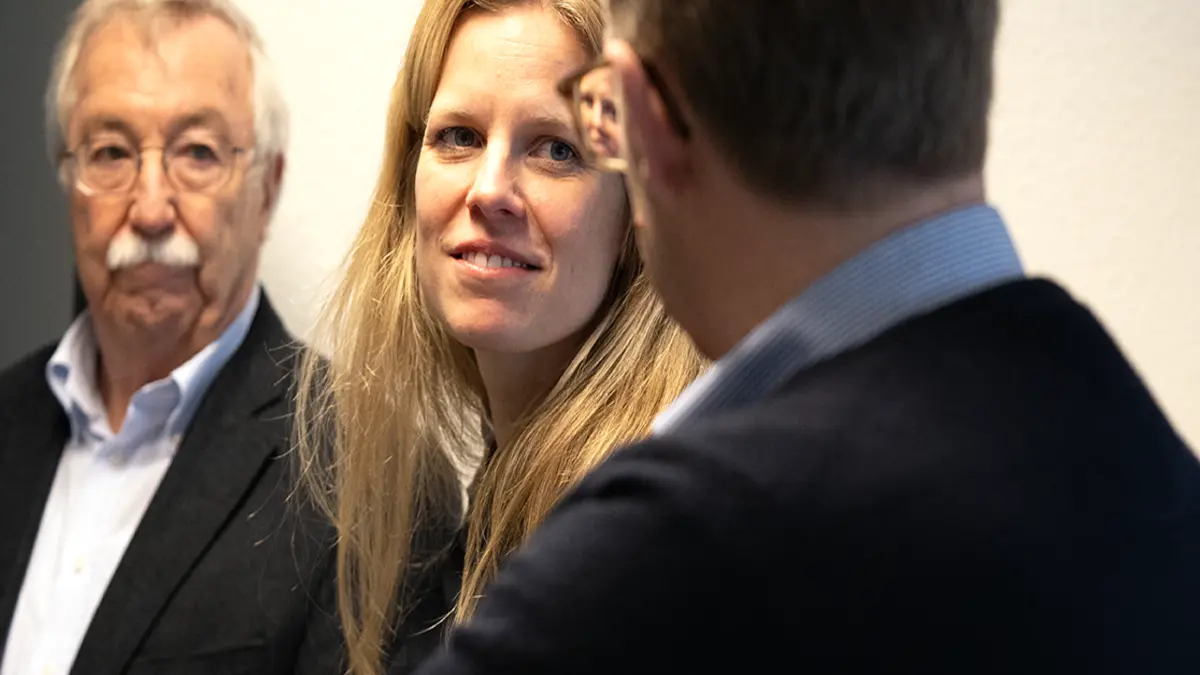 Ministerin Cornelia Schmachtenberg im Gespräch mit dem Vorstand und Verwaltungsratsvorsitzenden der VZSH